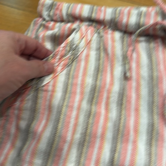 Briggs women’s linen /rayon blend striped shorts size large . - Picture 2 of 10
